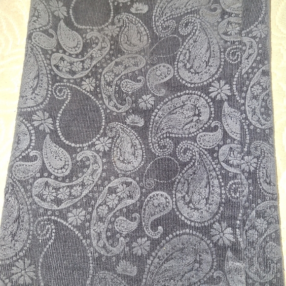 A Laura di Sarpi black denim jeans in a womens medium. 17" waist x 28" inseam - Picture 3 of 4